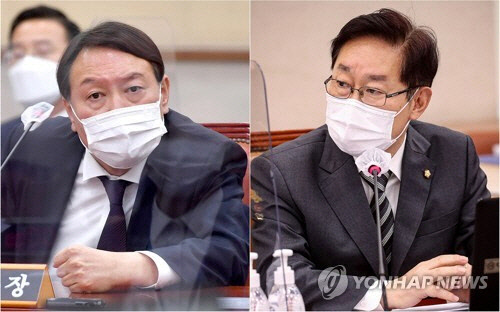 지난 10월 22일 국회에서 열린 대검찰청 국정감사에서 질의와 답변을 하는 윤석열 검찰총장(왼쪽)과 박범계 의원.  [연합뉴스]